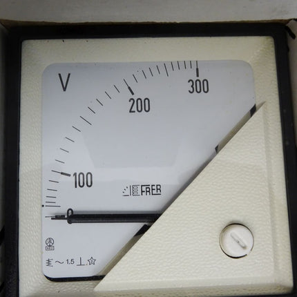 Frer Voltmeter 90° 0-300V / F72EVX300 / Neu OVP