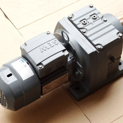 SEW Eurodrive Getriebemotor R57DR63L4/BR/TF R57 DR63L4/BR/TF 0.25kW 1300/7.6rpm 1600/9.3 i172.17 Unbenutzt