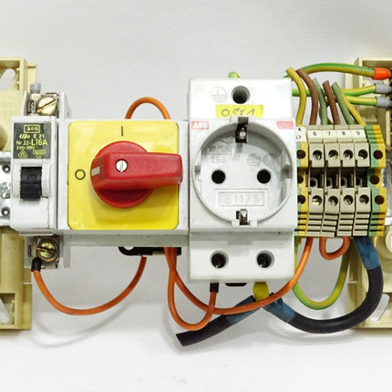 Schaltkasten 220V Notschalter Schuko Steckdose Verteilerschrank AEG Elfa 22-L16A